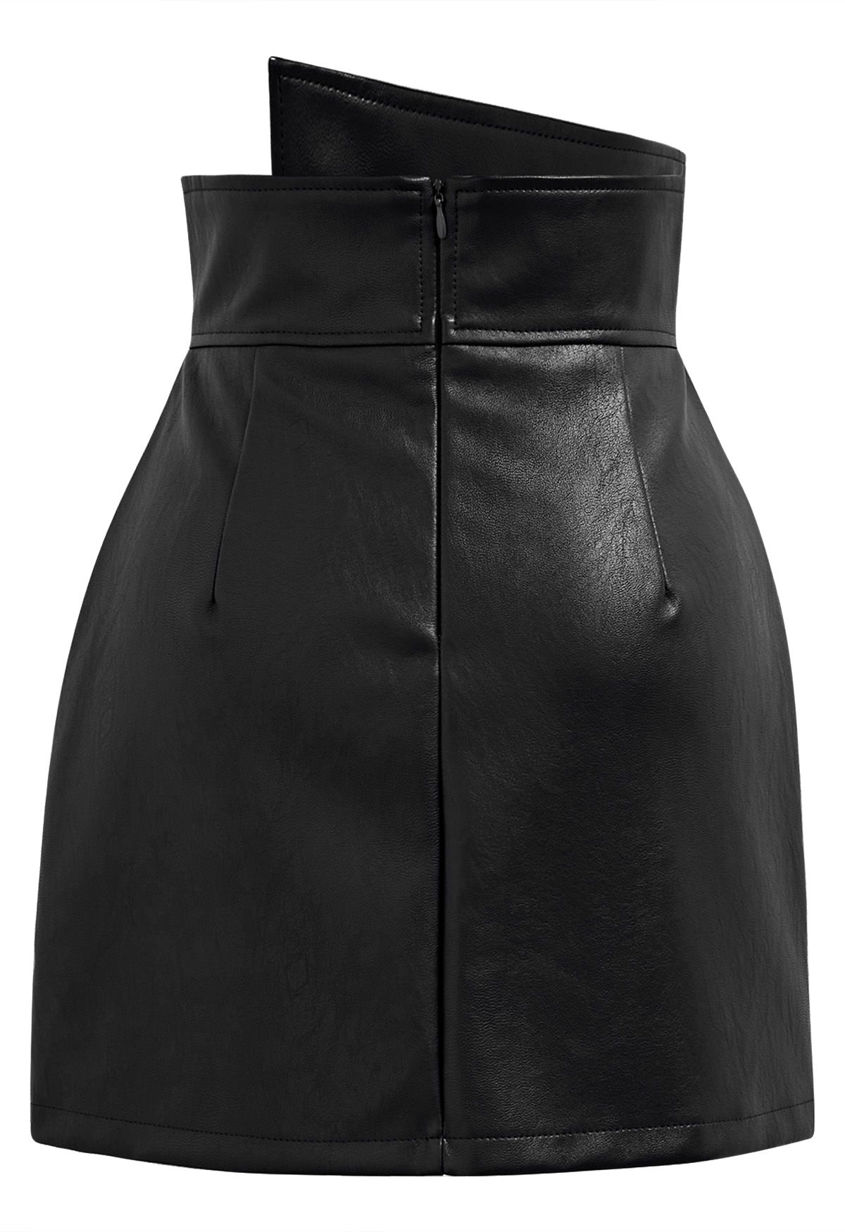 Minifalda asimétrica con solapa y botones de piel sintética en negro