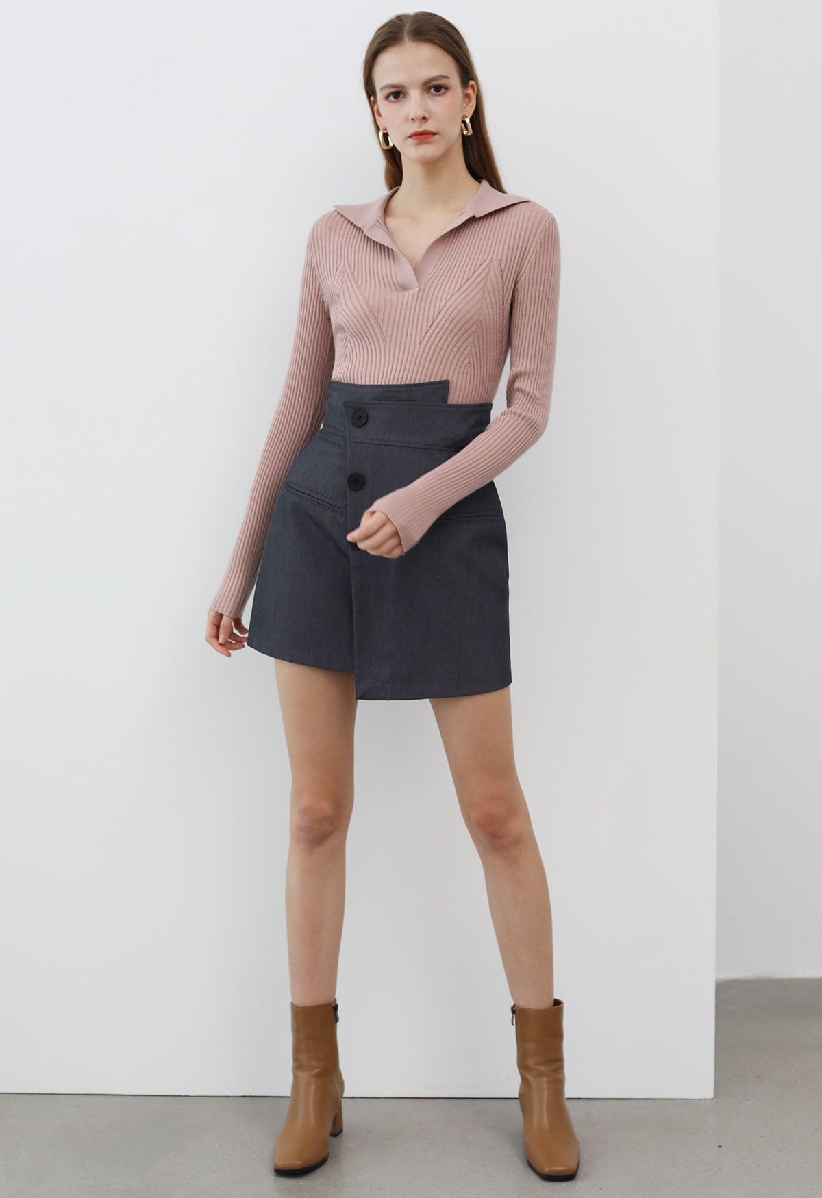Minifalda asimétrica con solapa y botones en color humo