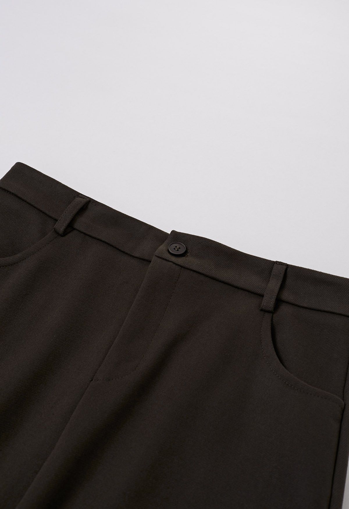 Falda larga con cinturón y abertura en la espalda en color caqui