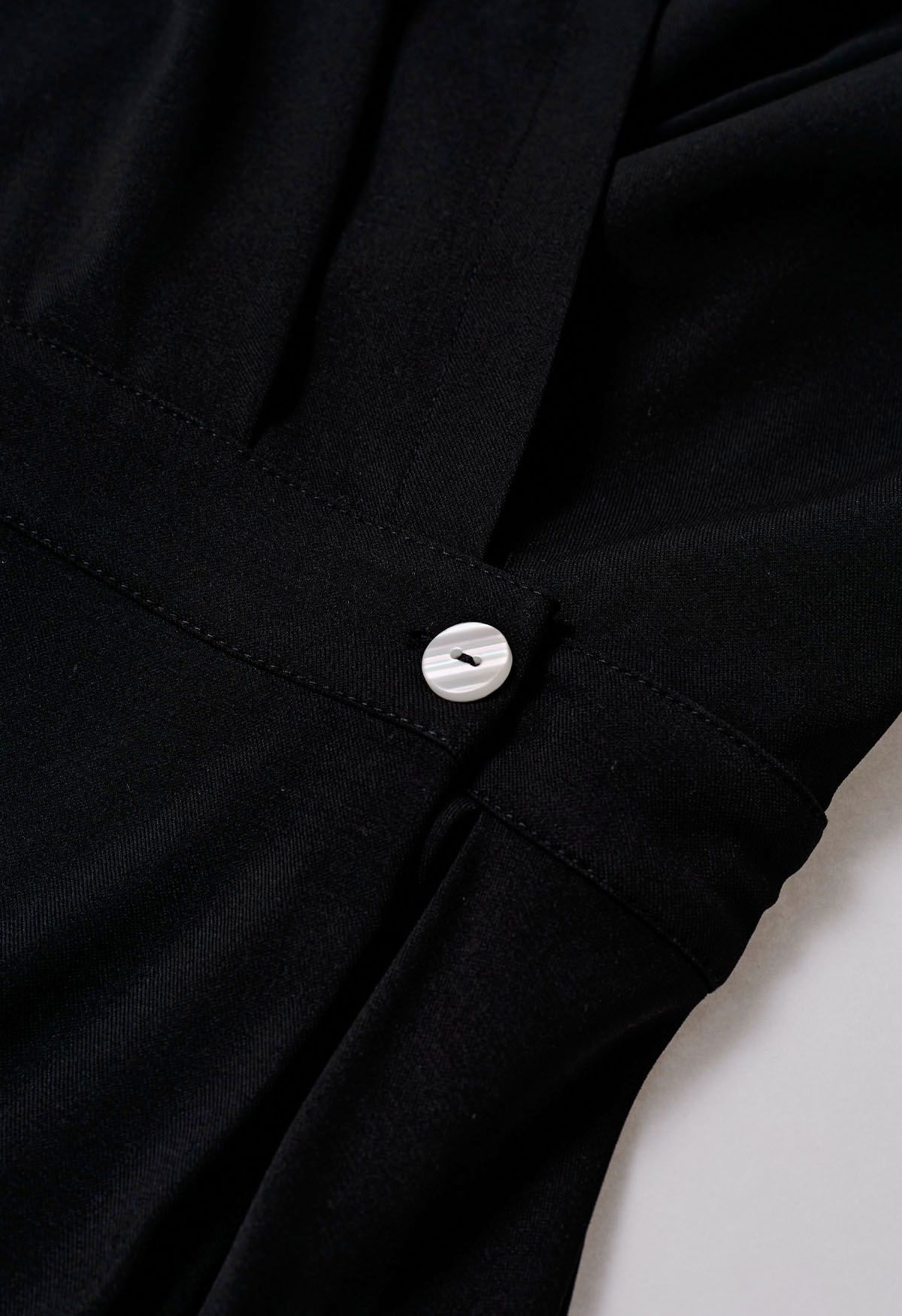 Vestido camisero midi cruzado con botones en negro