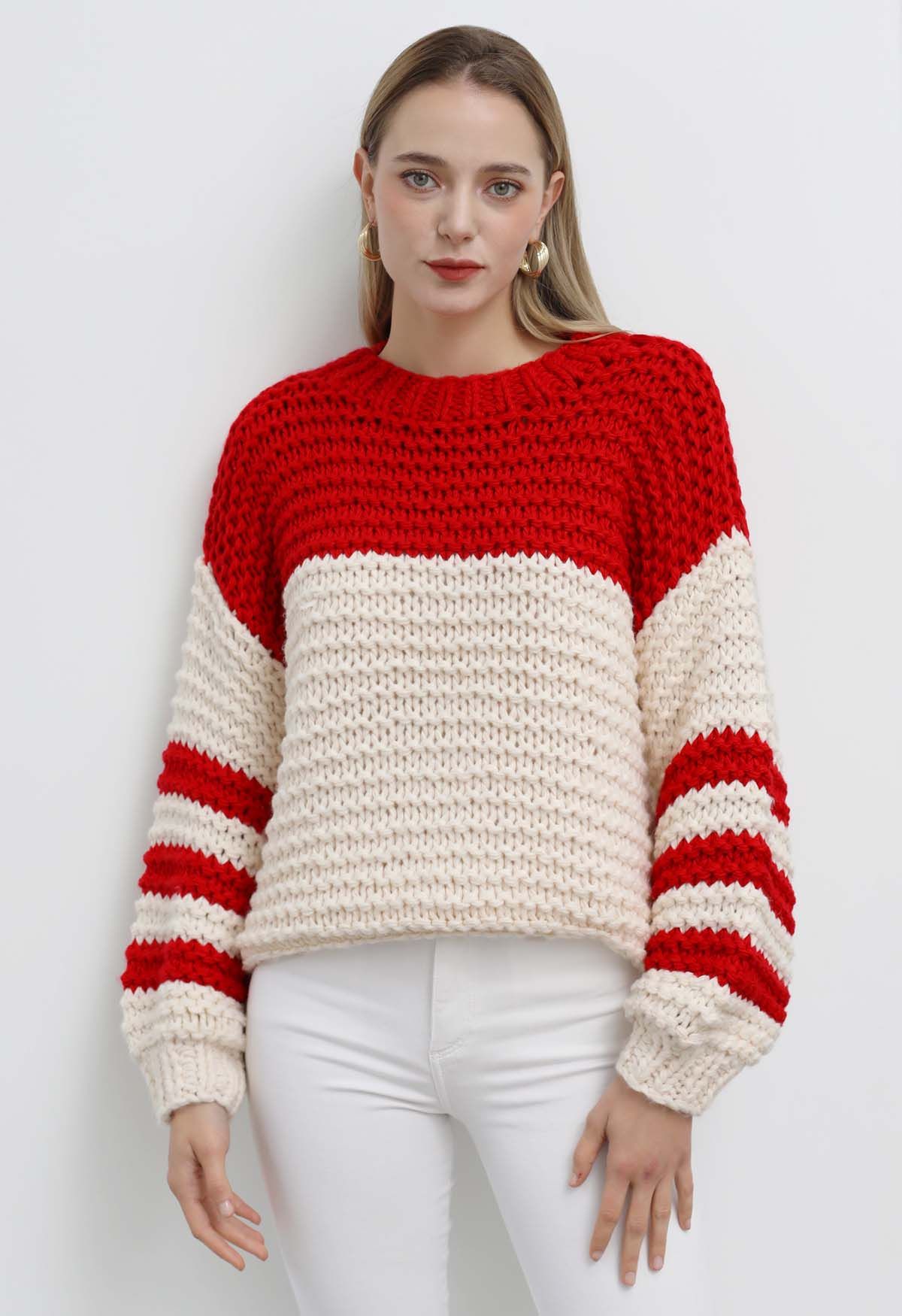 Suéter tejido a mano grueso con mangas a rayas de dos tonos en rojo