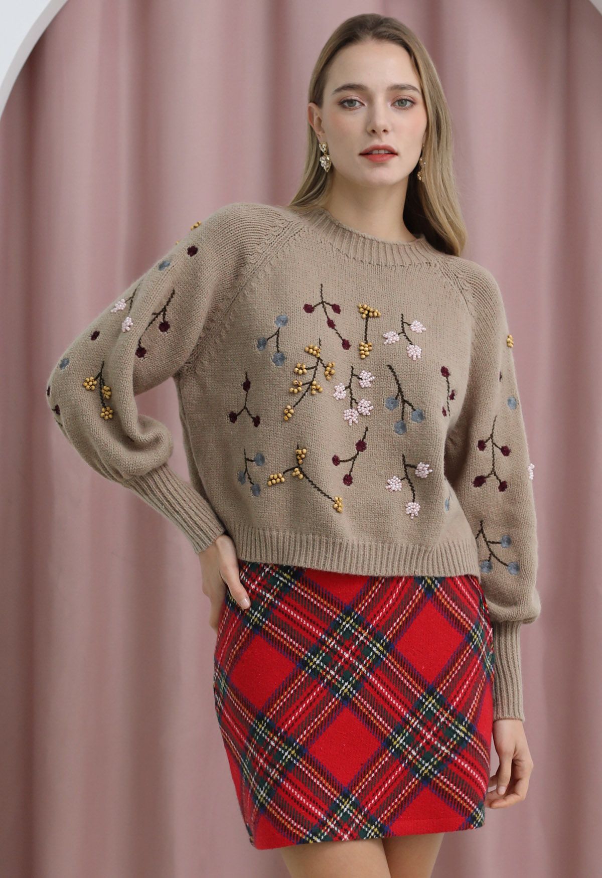 Suéter corto floral bordado con cuentas