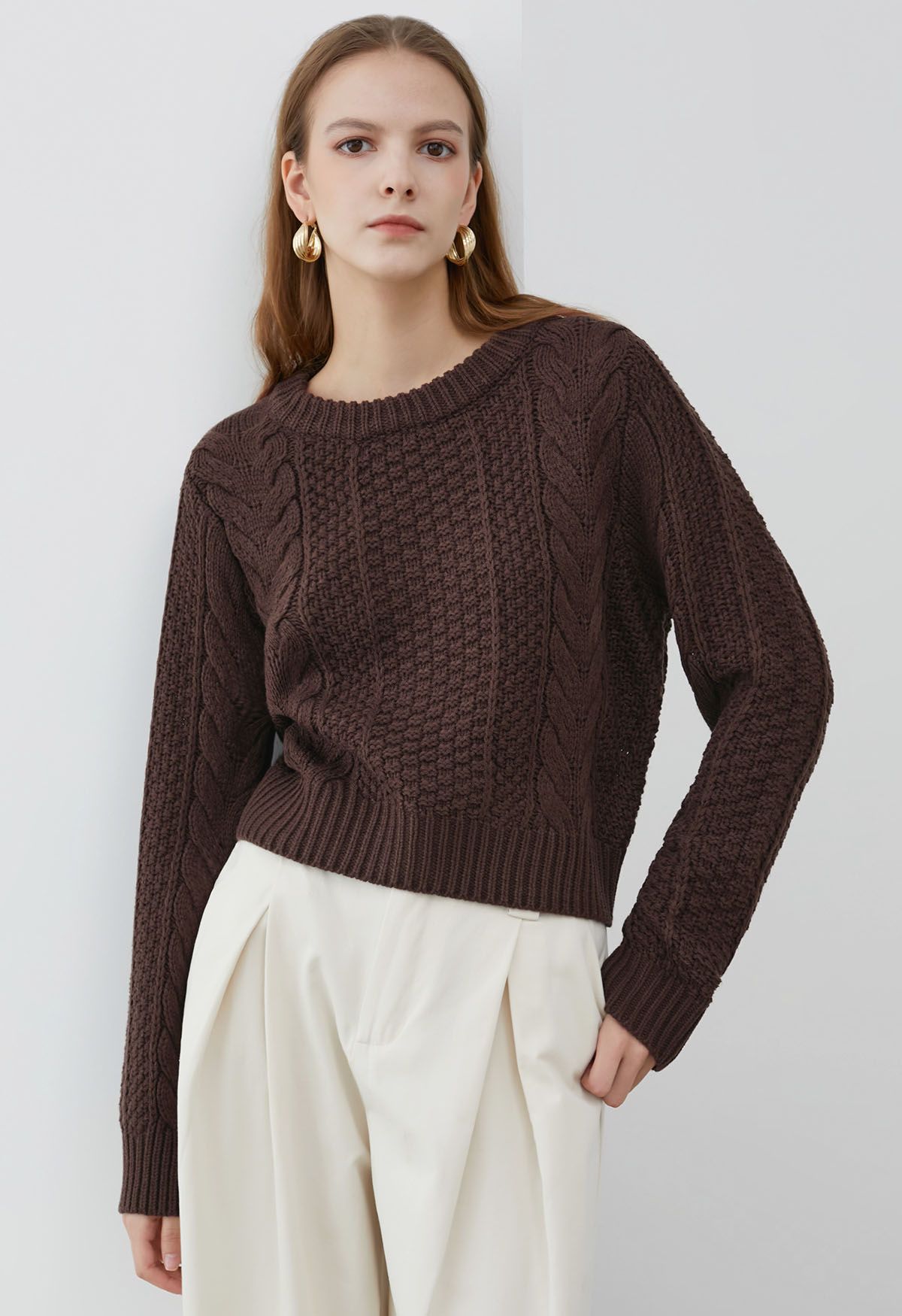 Suéter corto de punto trenzado con clase en marrón