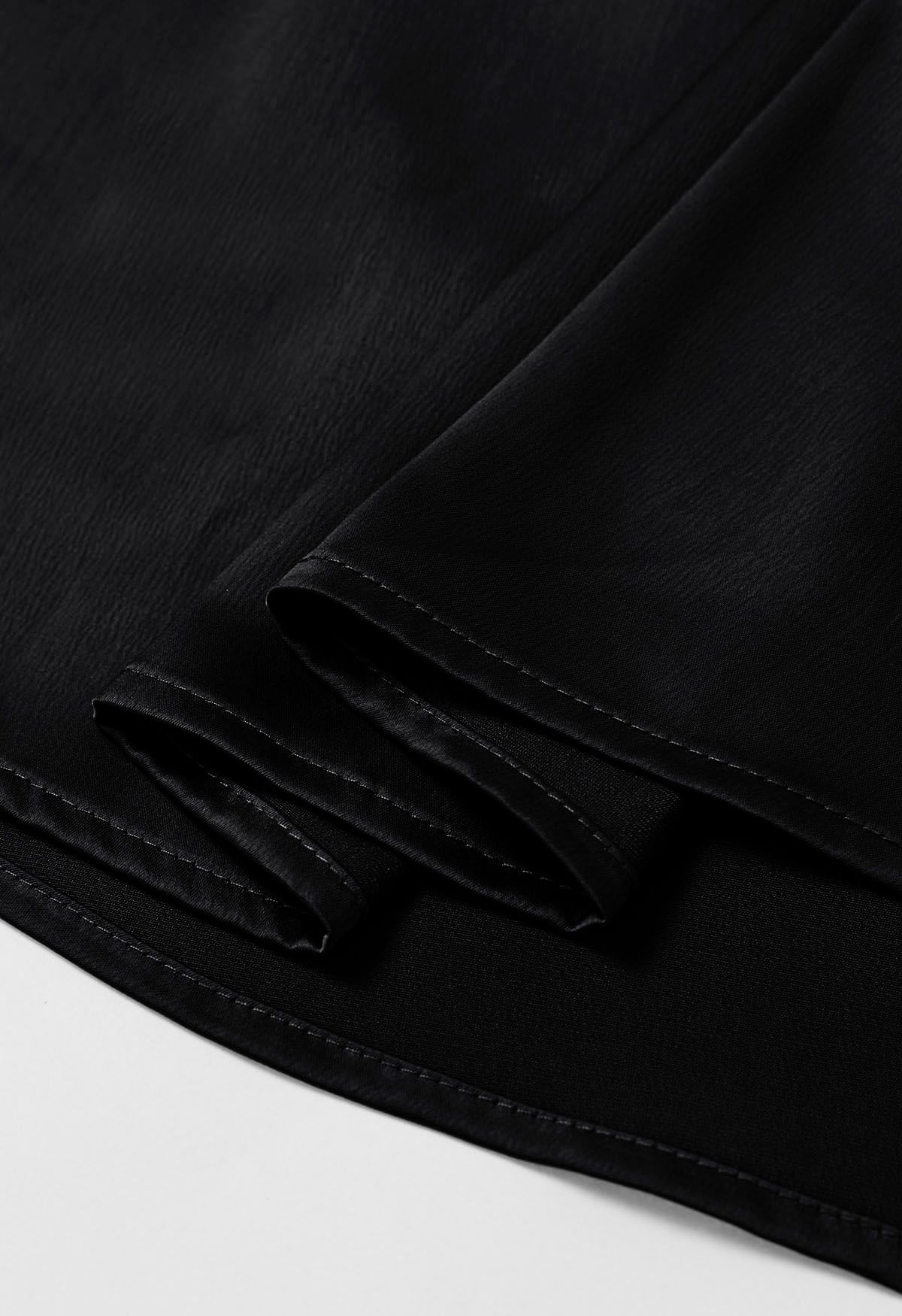 Vestido de satén con escote en V y cintura fruncida en negro