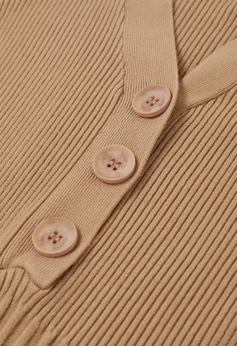 Vestido de punto acanalado con detalle de botones en color camel