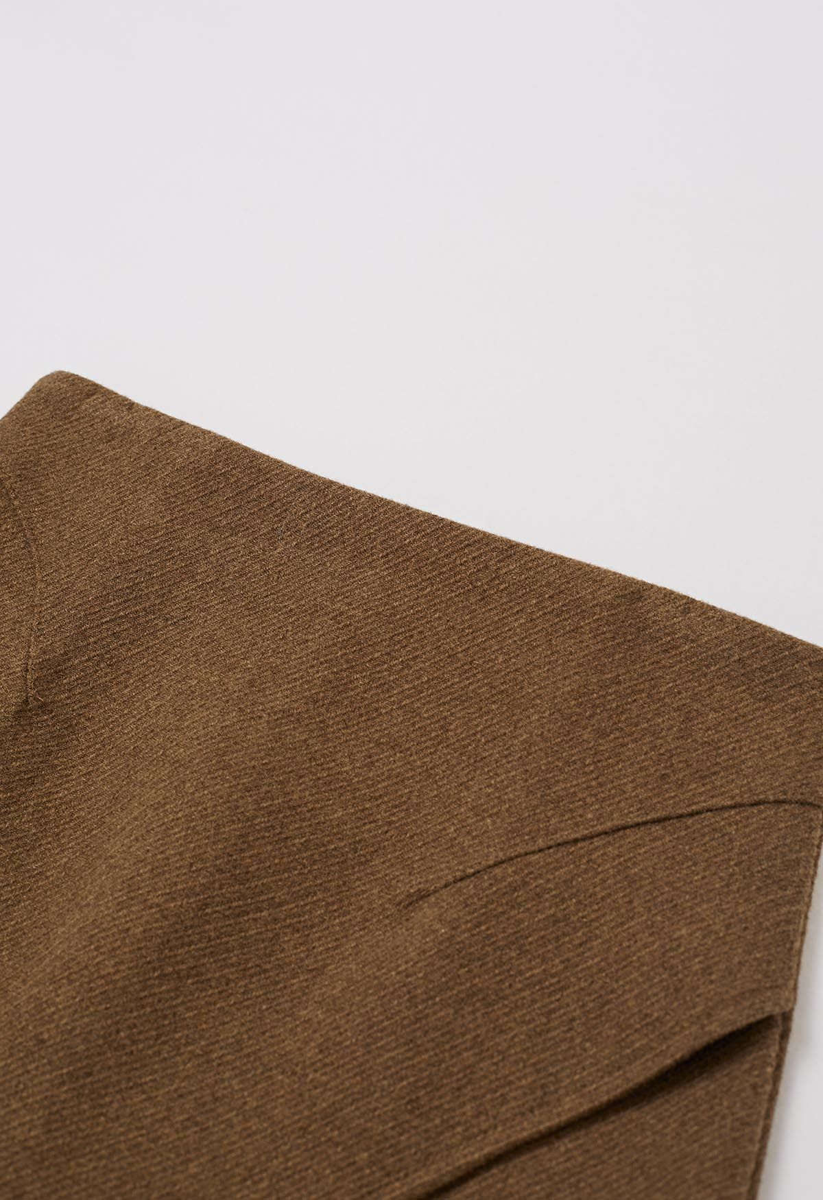 Minifalda con solapa y mezcla de lana con dobladillo con muesca en color camel