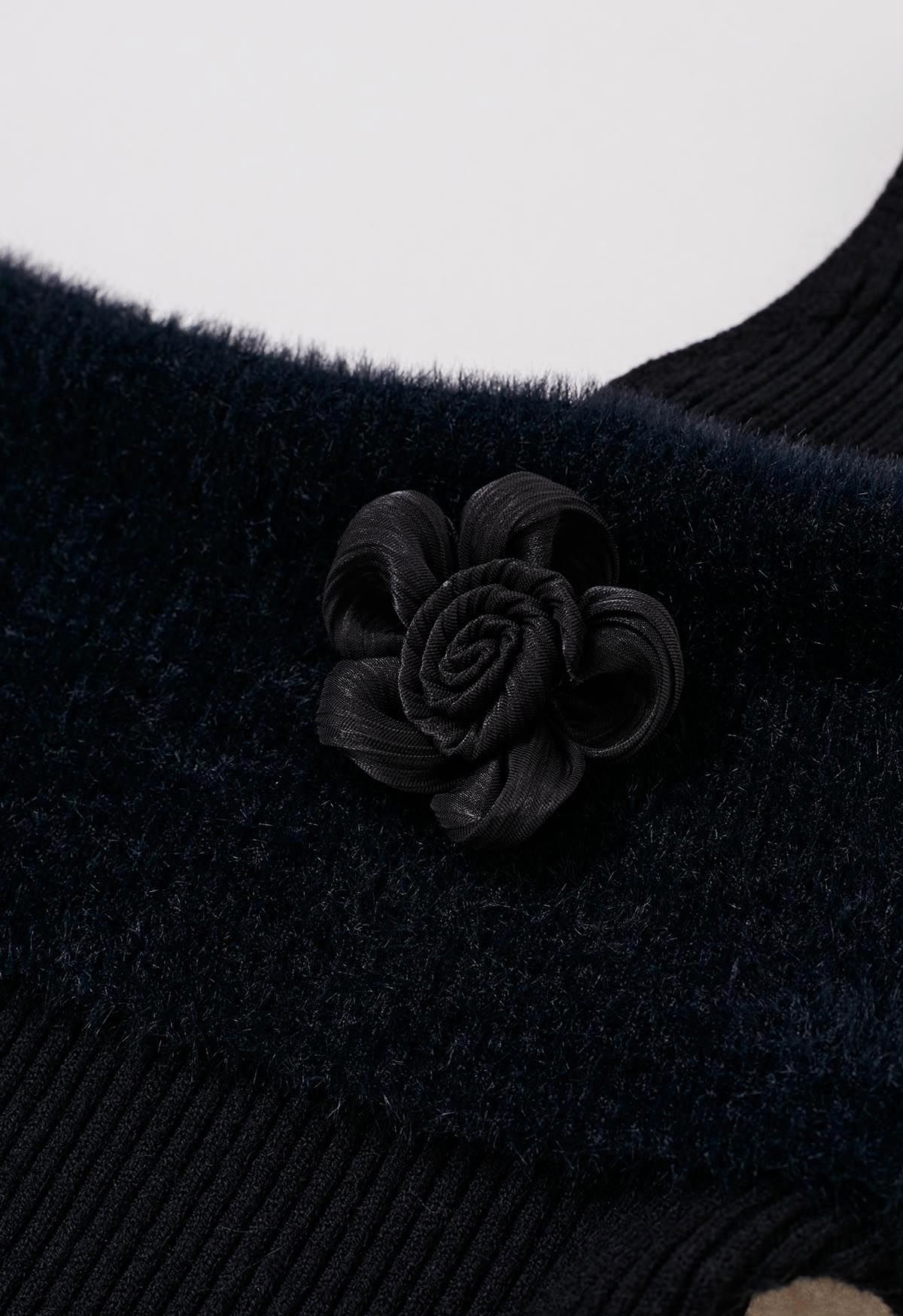 Top de punto con broche de flores y hombros plegados en negro