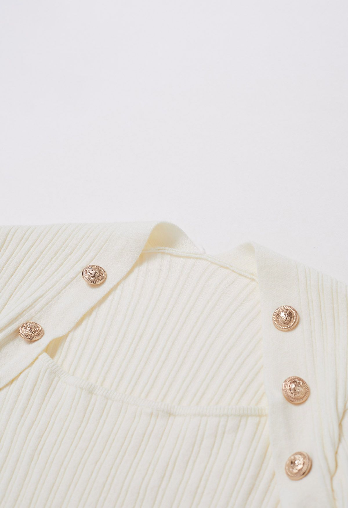 Top de punto con cuello cuadrado y adornos de botones en color crema