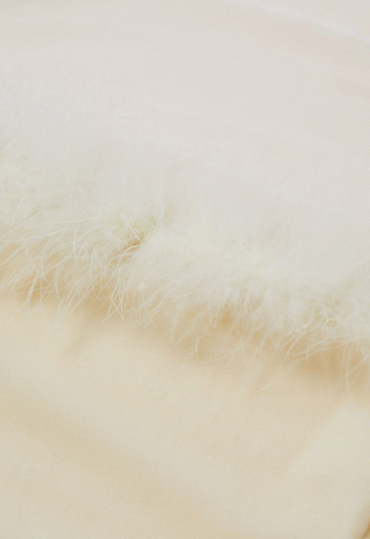 Top de terciopelo empalmado de malla con ribete de plumas en color crema
