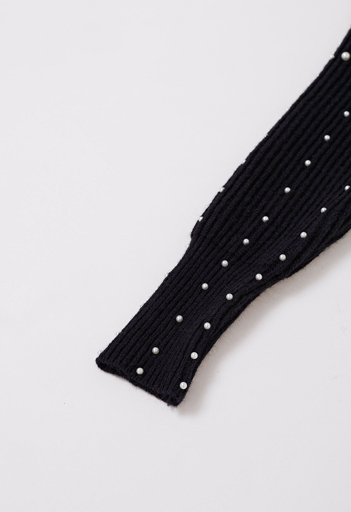 Suéter de punto con mangas abullonadas y adornos de perlas en negro