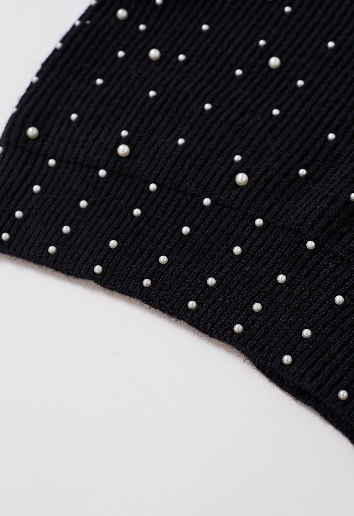 Suéter de punto con mangas abullonadas y adornos de perlas en negro