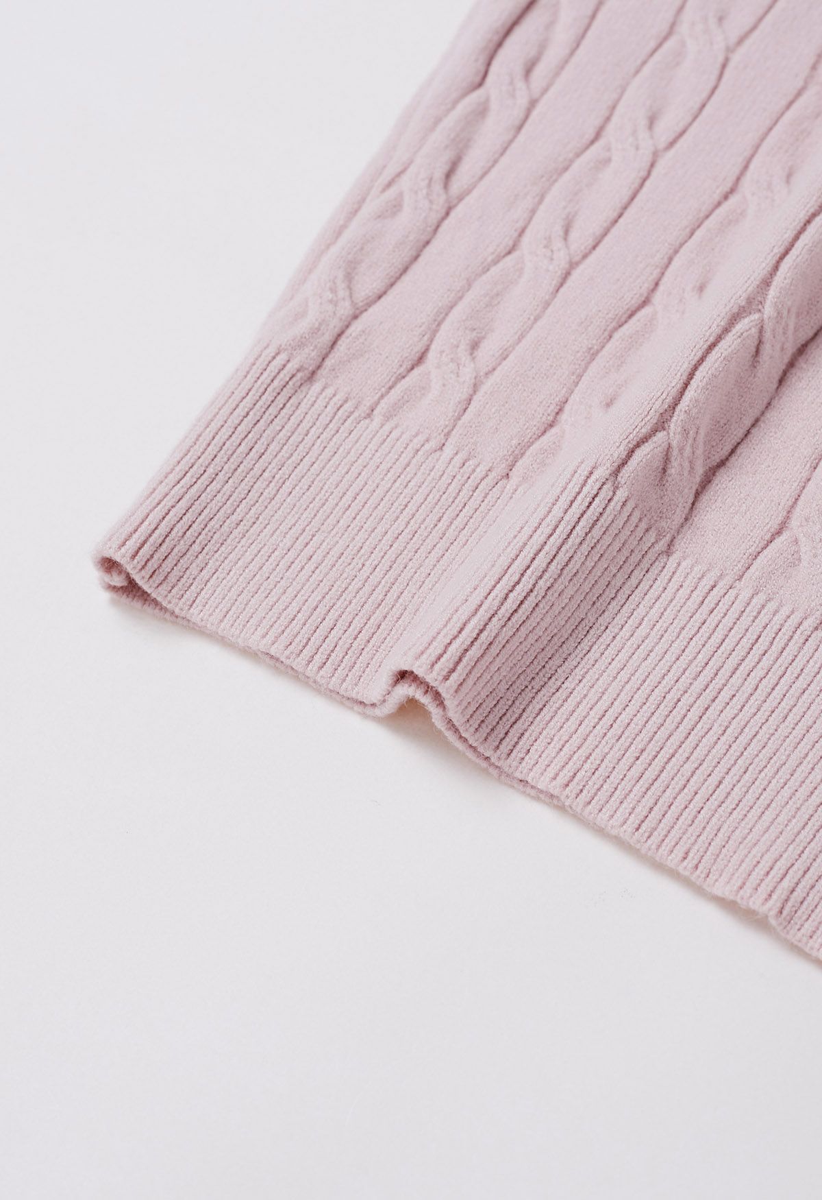 Suéter de punto de cable con cuello alto suave y difuso en rosa