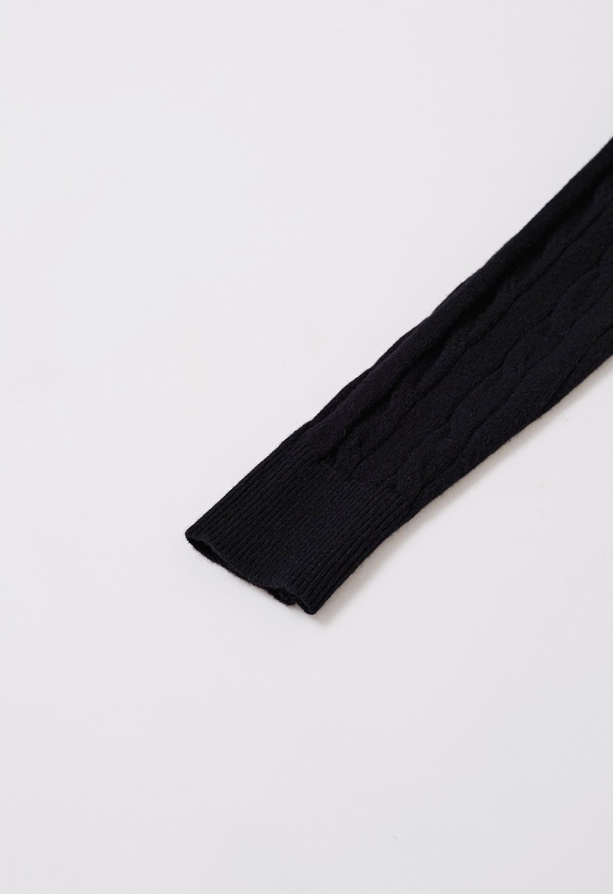 Suéter de punto de cable con cuello alto suave y difuso en negro