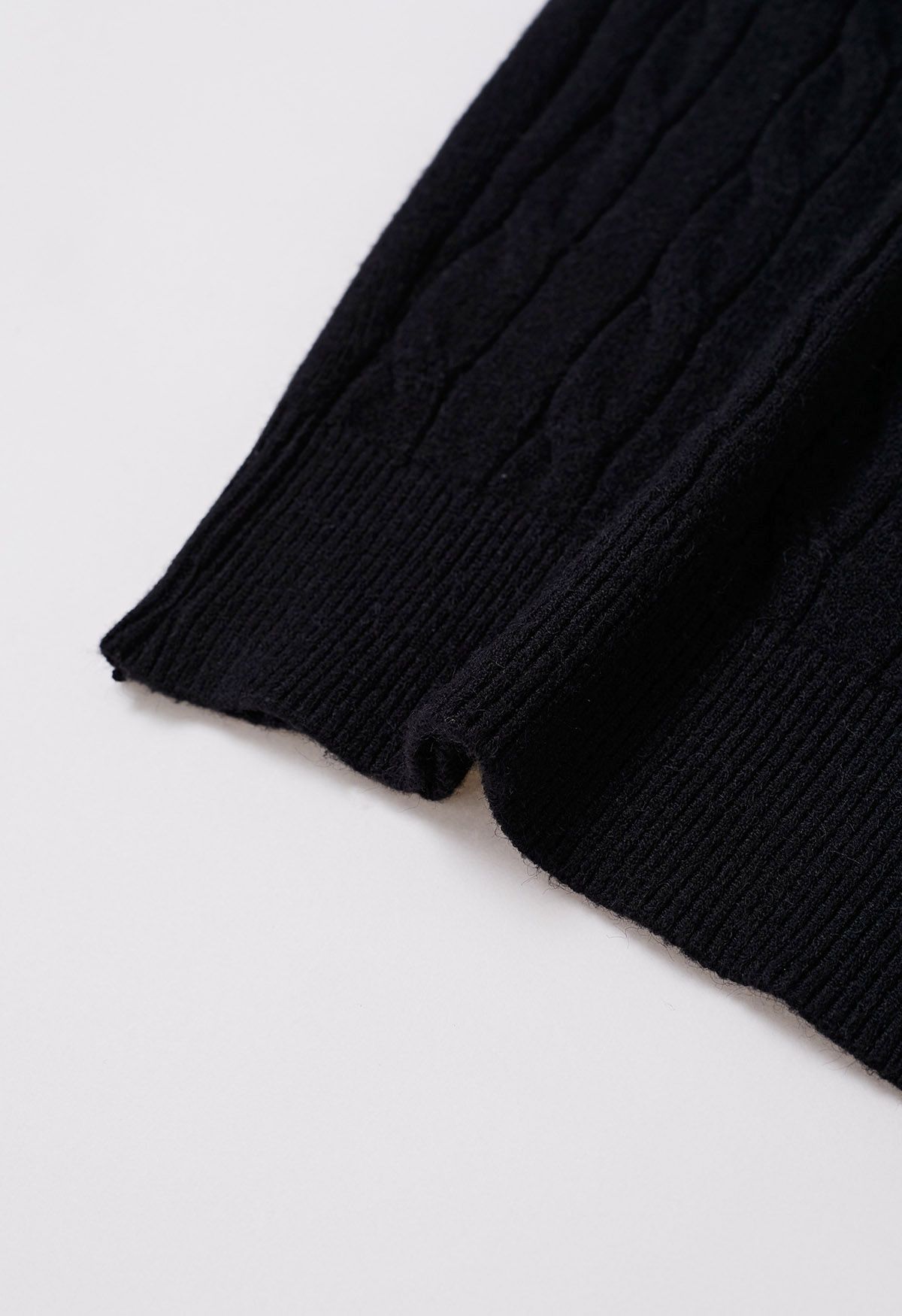 Suéter de punto de cable con cuello alto suave y difuso en negro