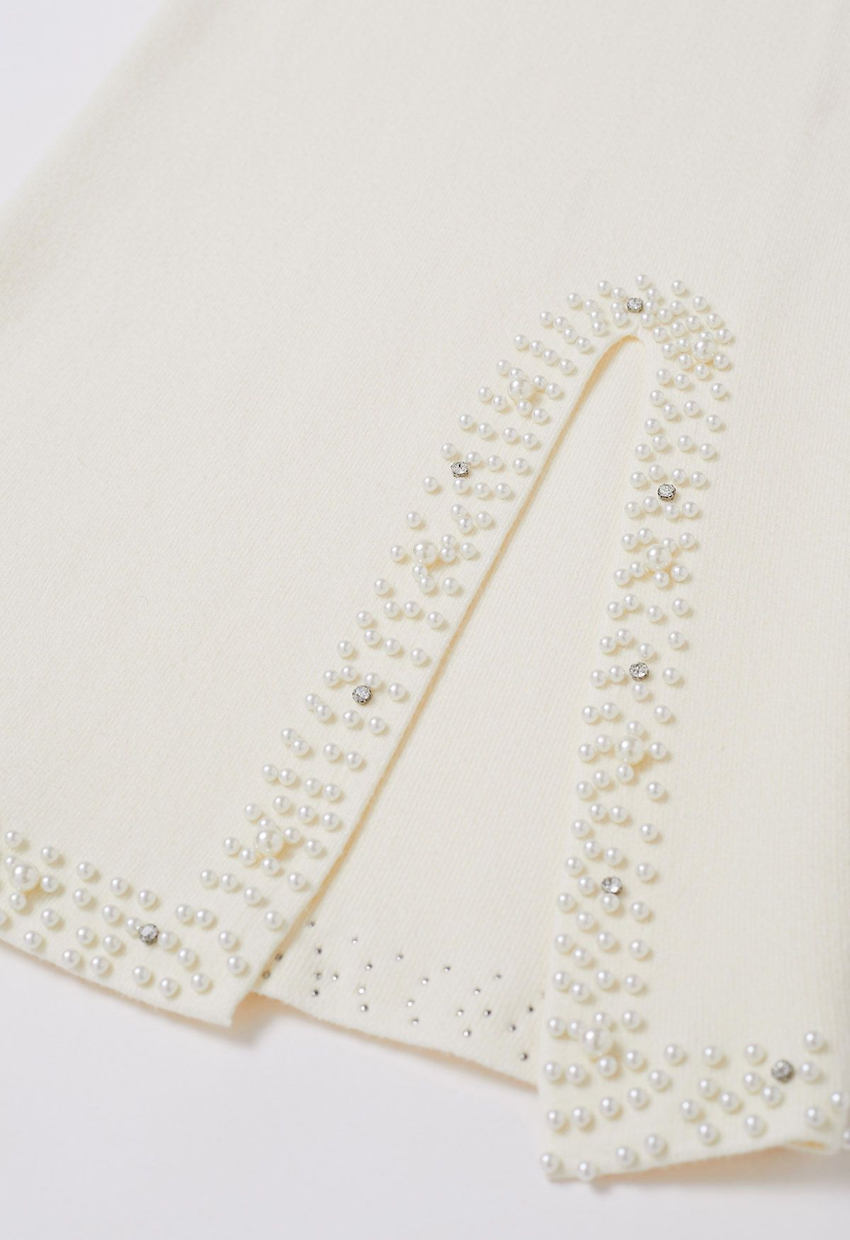 Falda lápiz de punto con dobladillo con abertura y adornos de perlas en color crema