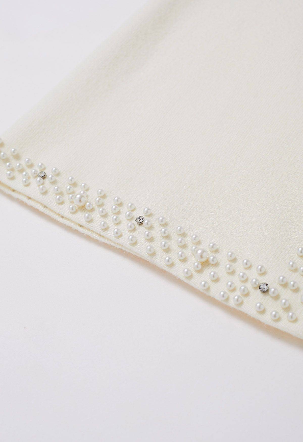 Falda lápiz de punto con dobladillo con abertura y adornos de perlas en color crema
