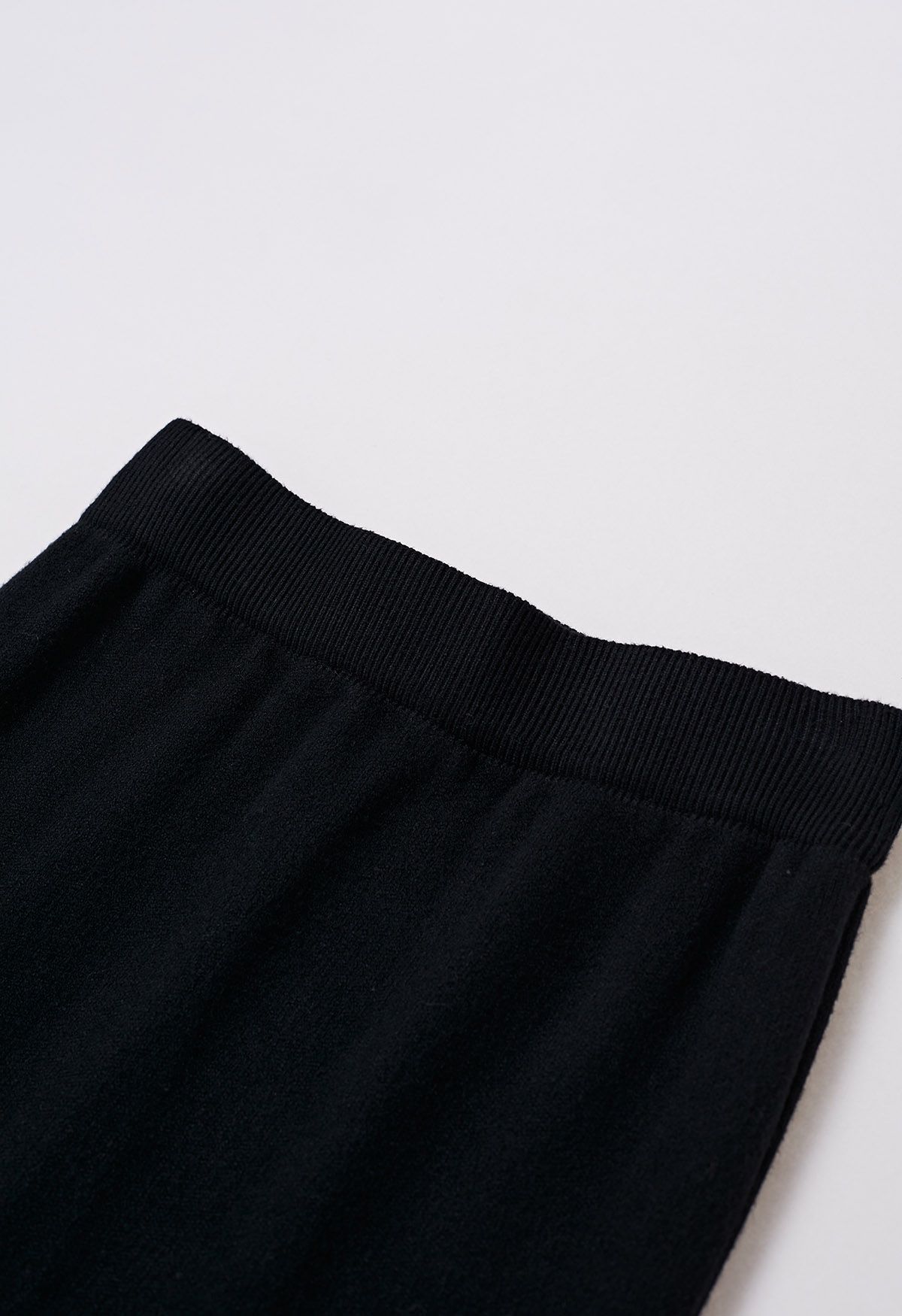 Falda lápiz de punto con dobladillo con abertura y adornos de perlas en negro