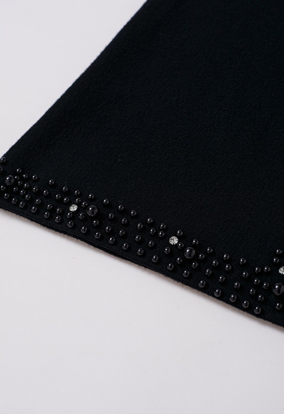 Falda lápiz de punto con dobladillo con abertura y adornos de perlas en negro