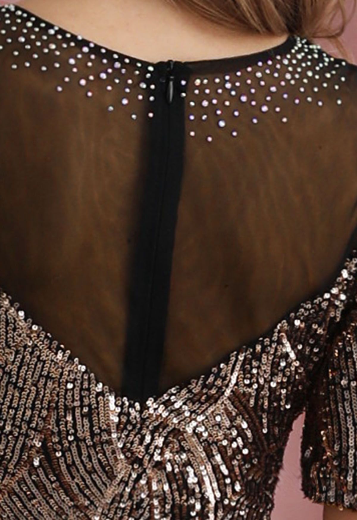 Vestido estilo sirena con lentejuelas y hombros con paneles de malla en negro