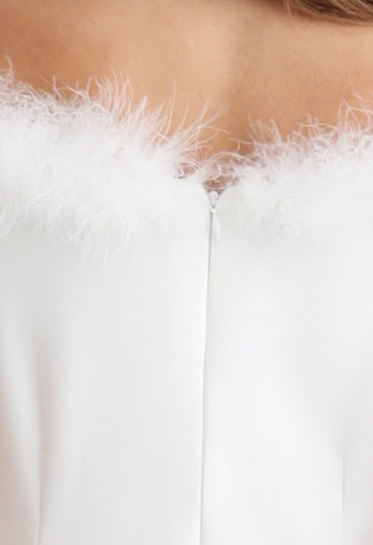 Vestido de fiesta con abertura en el escote y ribete de plumas en blanco
