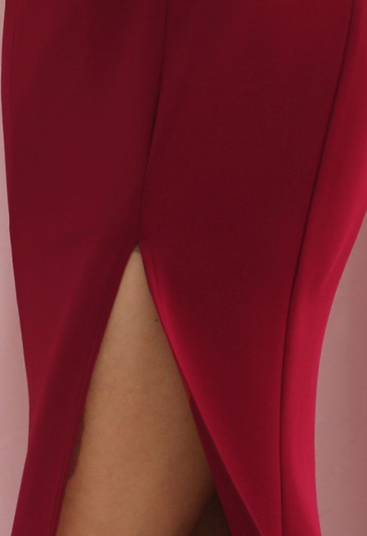 Vestido largo con abertura alta y hombros anudados en rojo