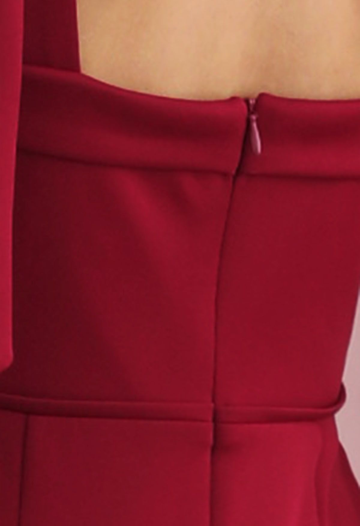 Vestido largo con abertura alta y hombros anudados en rojo