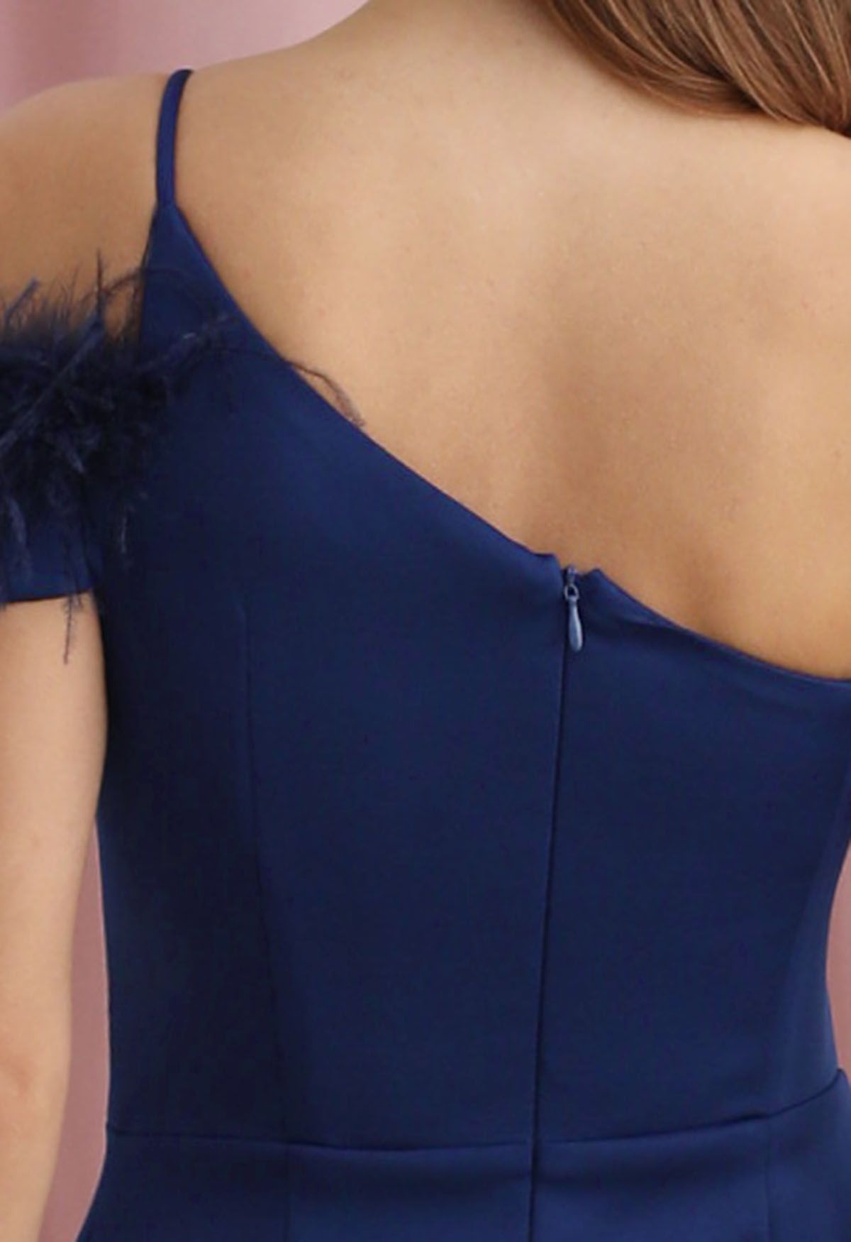Vestido de sirena con un solo hombro y ribete de plumas en azul marino