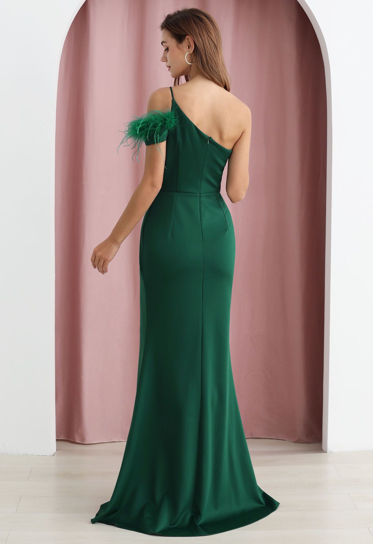 Vestido de sirena con un solo hombro y ribete de plumas en verde oscuro