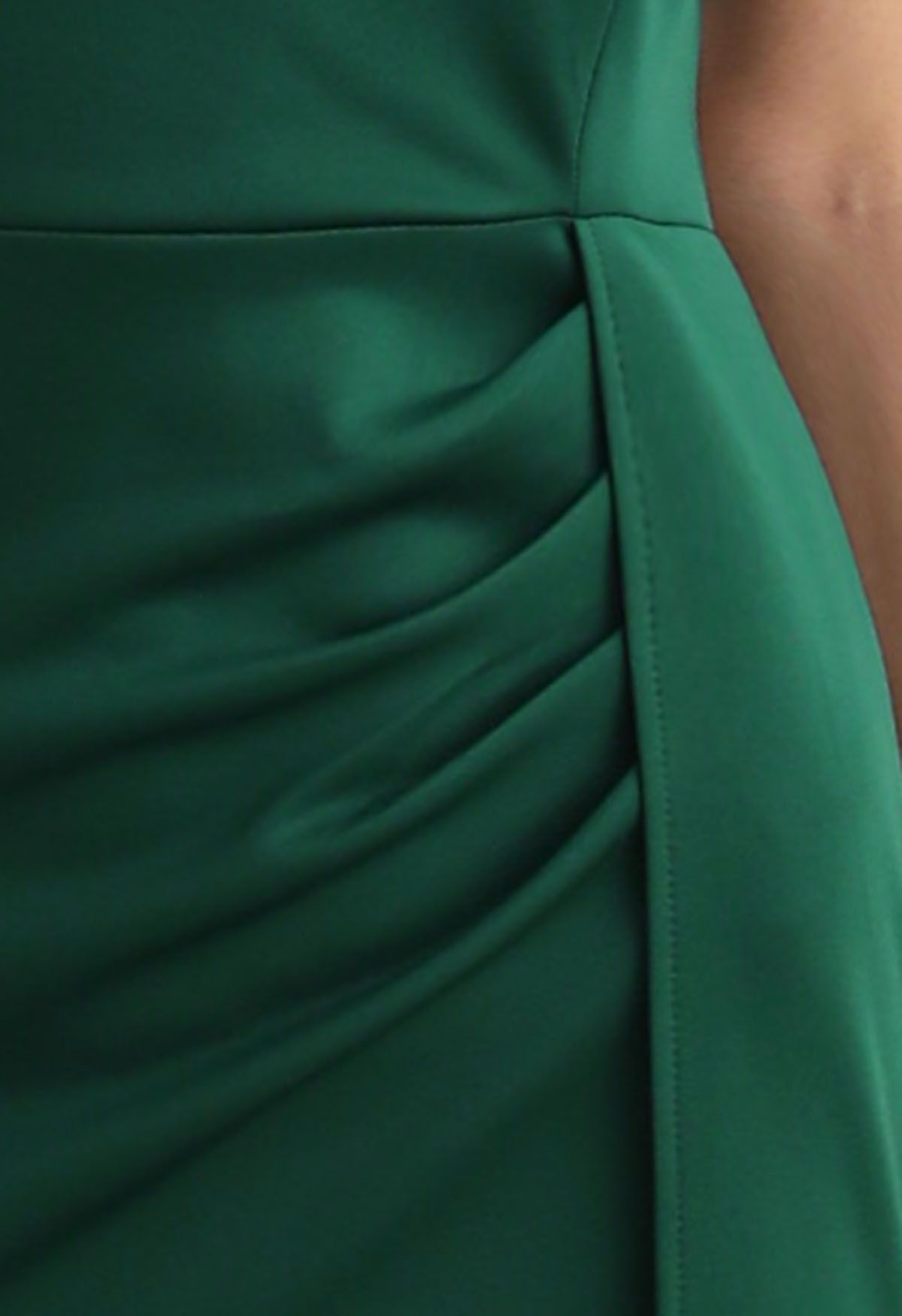 Vestido de sirena con un solo hombro y ribete de plumas en verde oscuro
