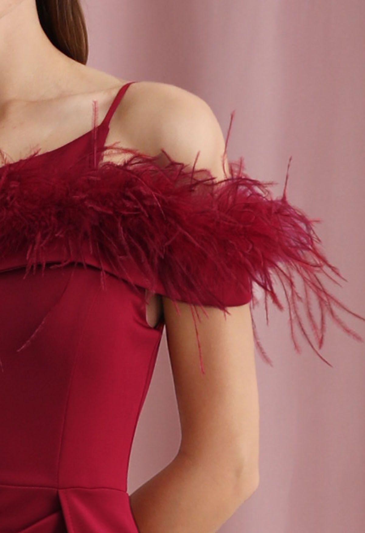 Vestido de sirena con un solo hombro y ribete de plumas en rojo