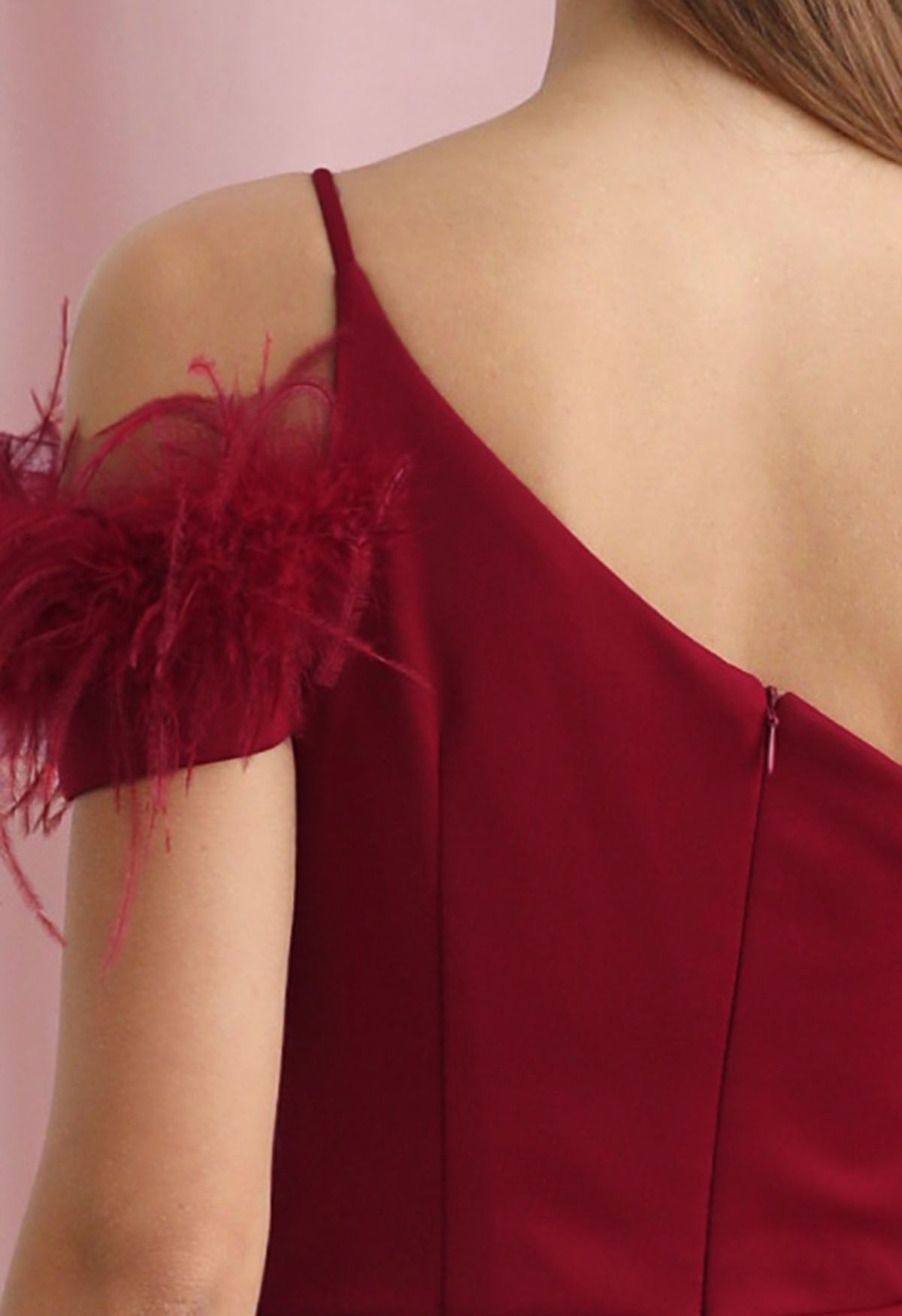 Vestido de sirena con un solo hombro y ribete de plumas en rojo