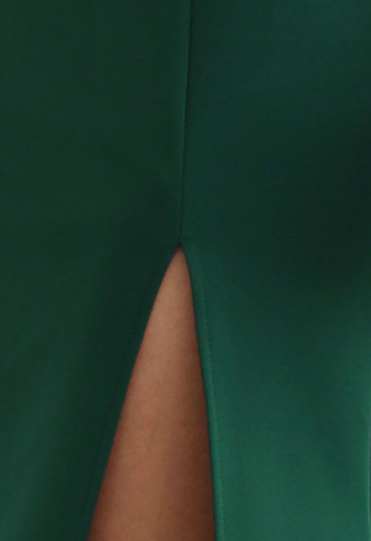 Vestido largo con abertura alta y hombros anudados en verde oscuro