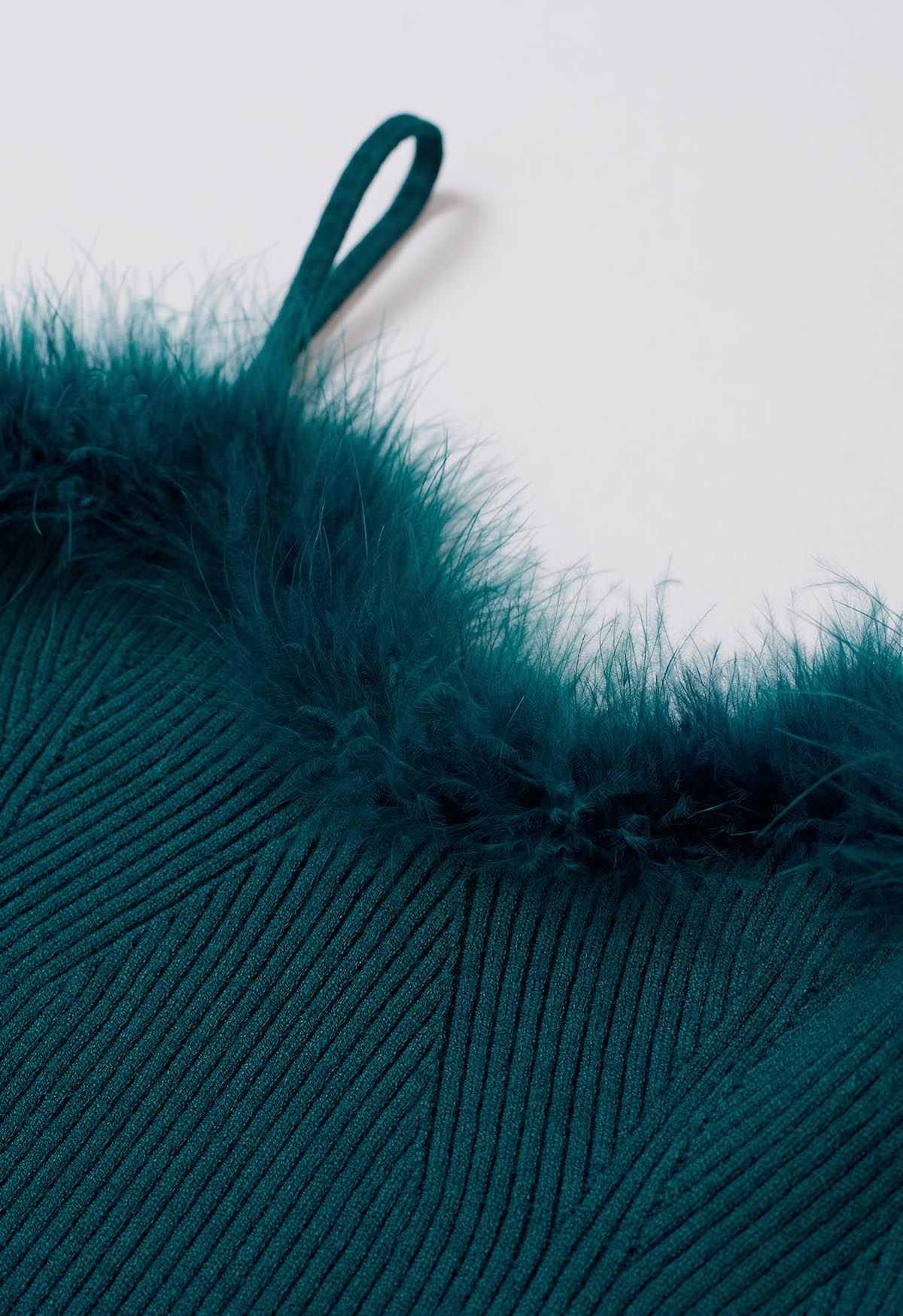 Conjunto de top camisola con ribete de plumas y manga de suéter en verde azulado