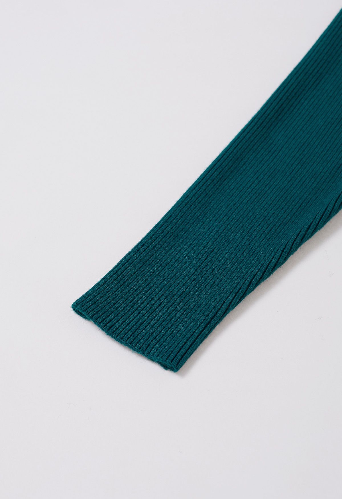 Conjunto de top camisola con ribete de plumas y manga de suéter en verde azulado