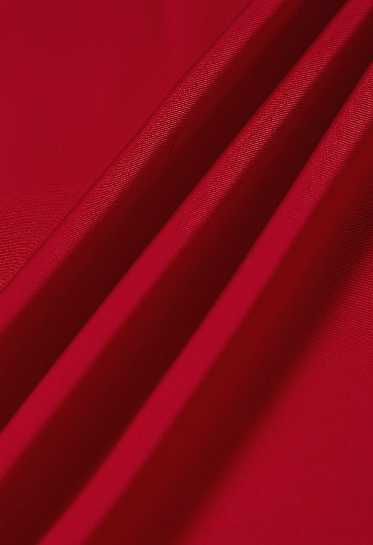 Top de satén con adornos de cinta en contraste en rojo