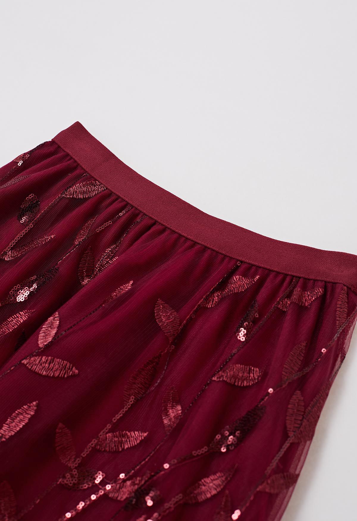 Falda midi de tul de malla con hojas bordadas con lentejuelas en color burdeos