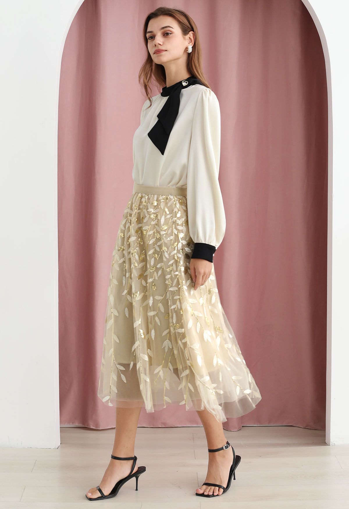 Falda midi de tul de malla con hojas bordadas y lentejuelas en color crema