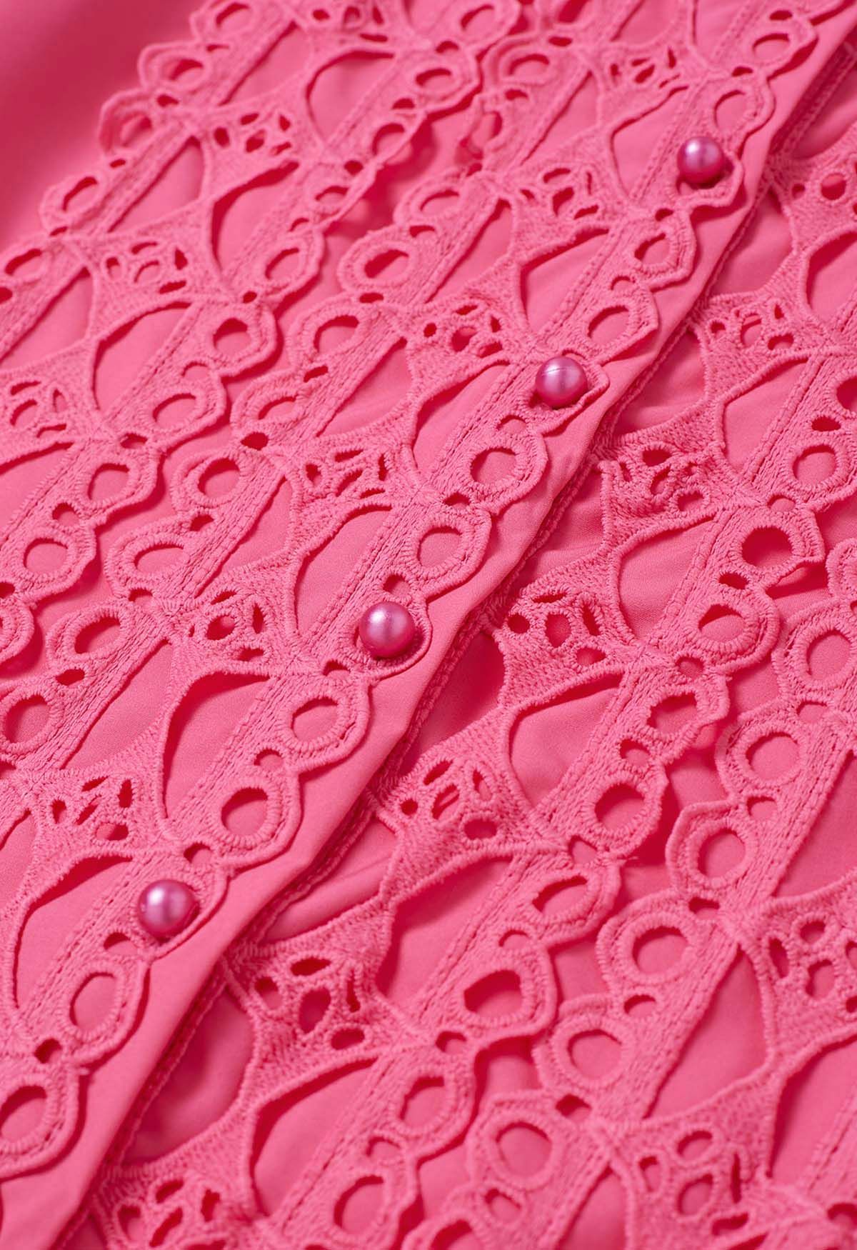 Exquisita camisa con botones y mangas de burbujas en rosa fuerte
