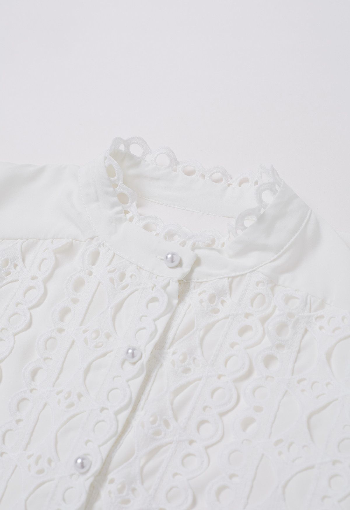 Exquisita camisa con botones y mangas de burbujas en blanco