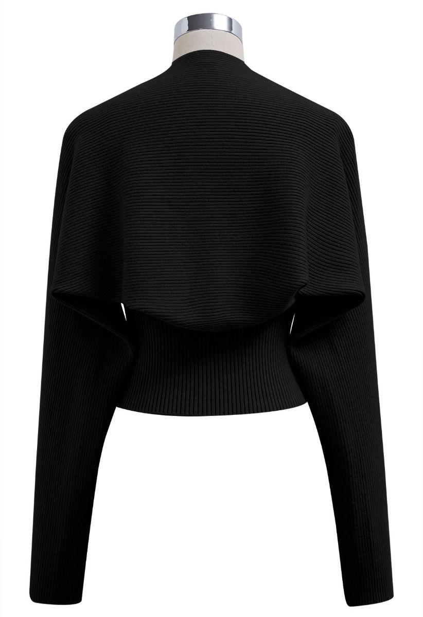 Conjunto de camiseta con ribete de plumas y manga de suéter en negro