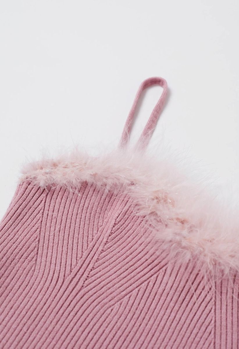 Conjunto de top de tirantes con ribete de plumas y manga de suéter en rosa