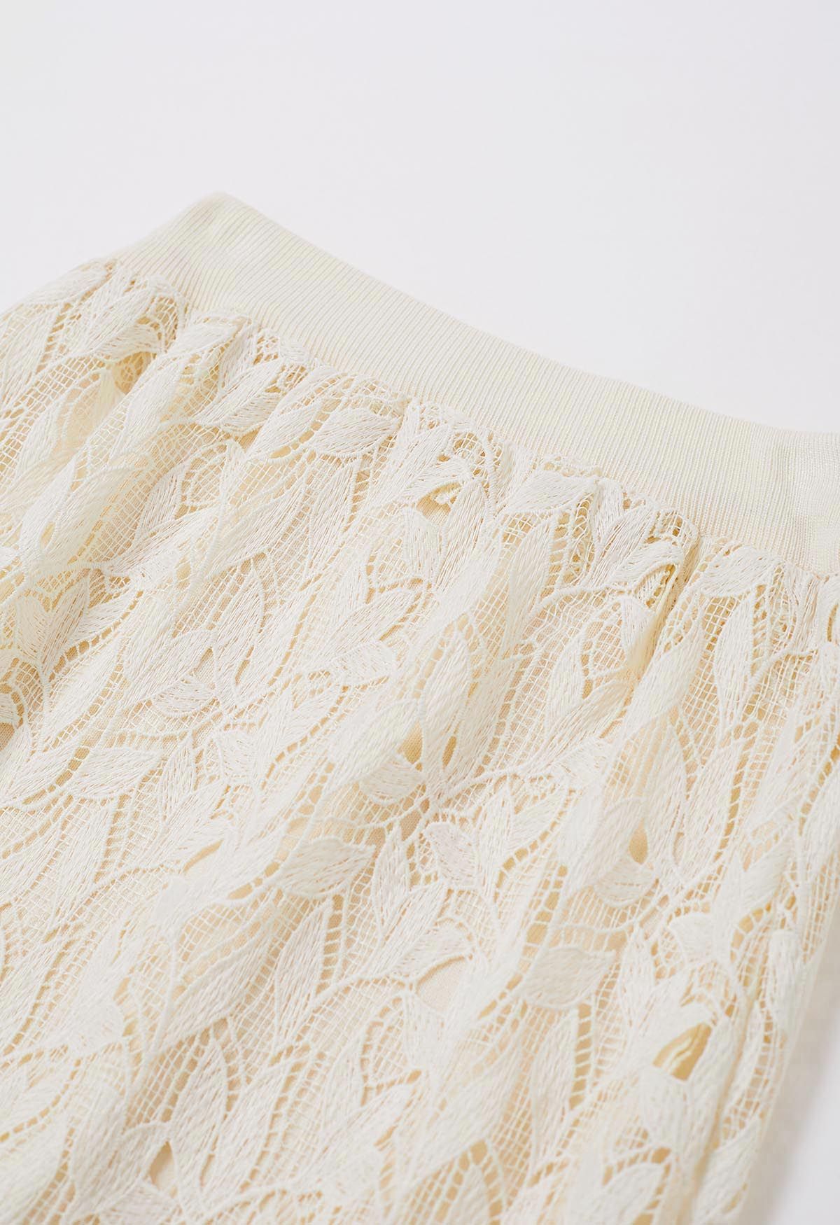 Falda midi de punto con superposición de encaje calado en color crema