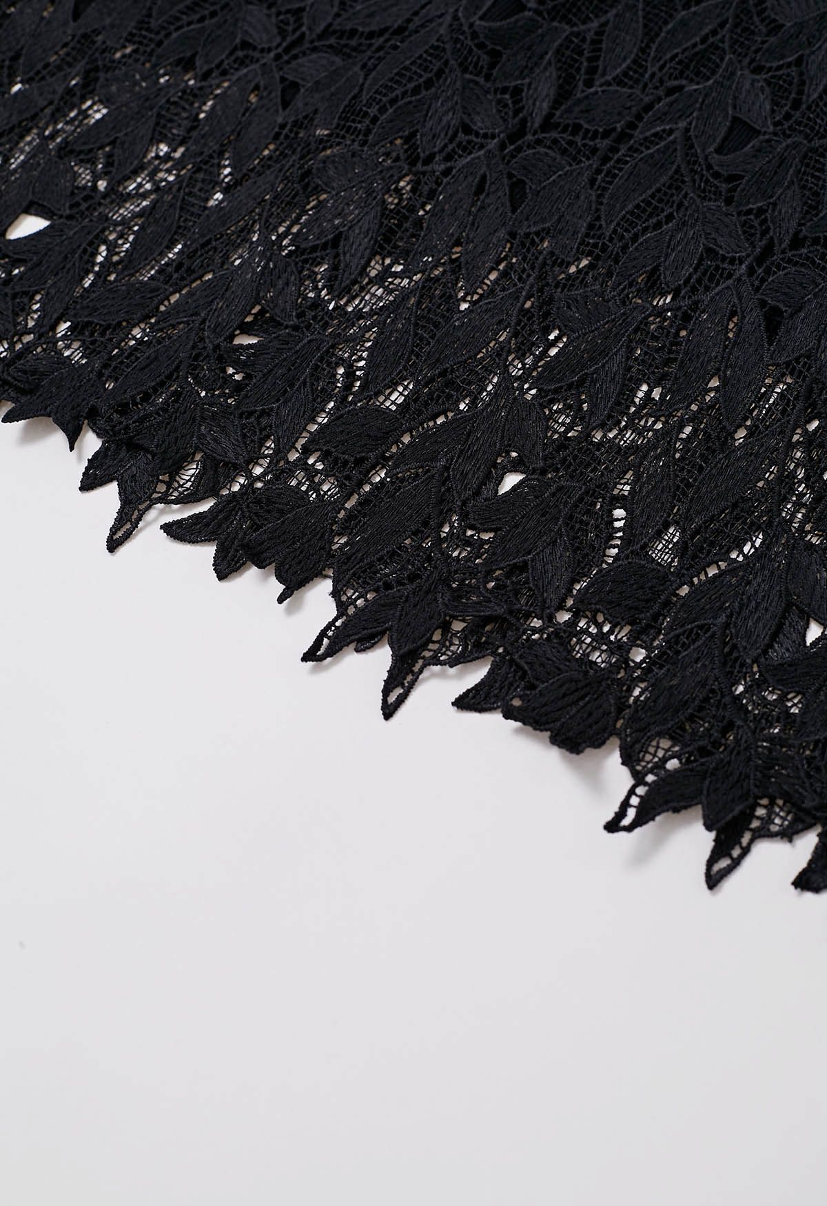 Falda midi de punto con superposición de encaje calado en negro