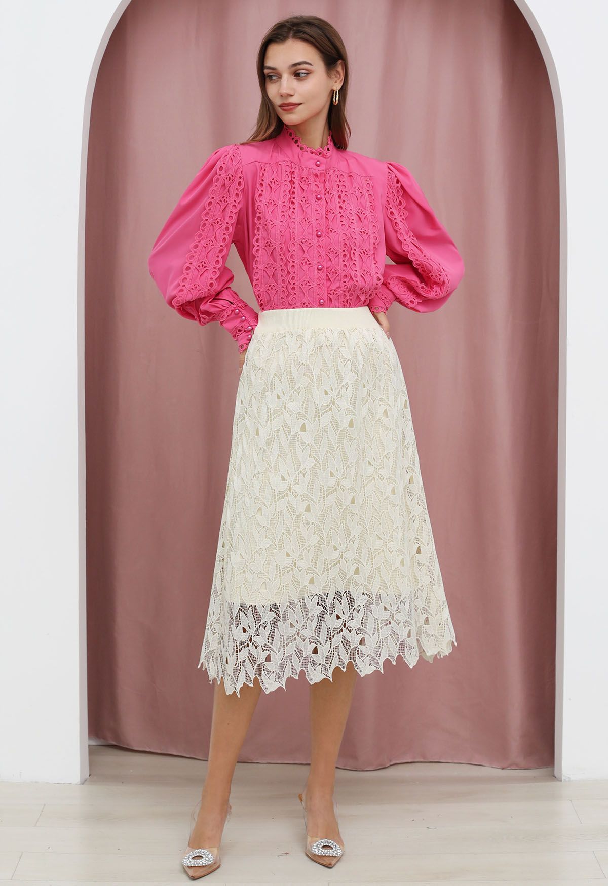 Falda midi de punto con superposición de encaje calado en color crema