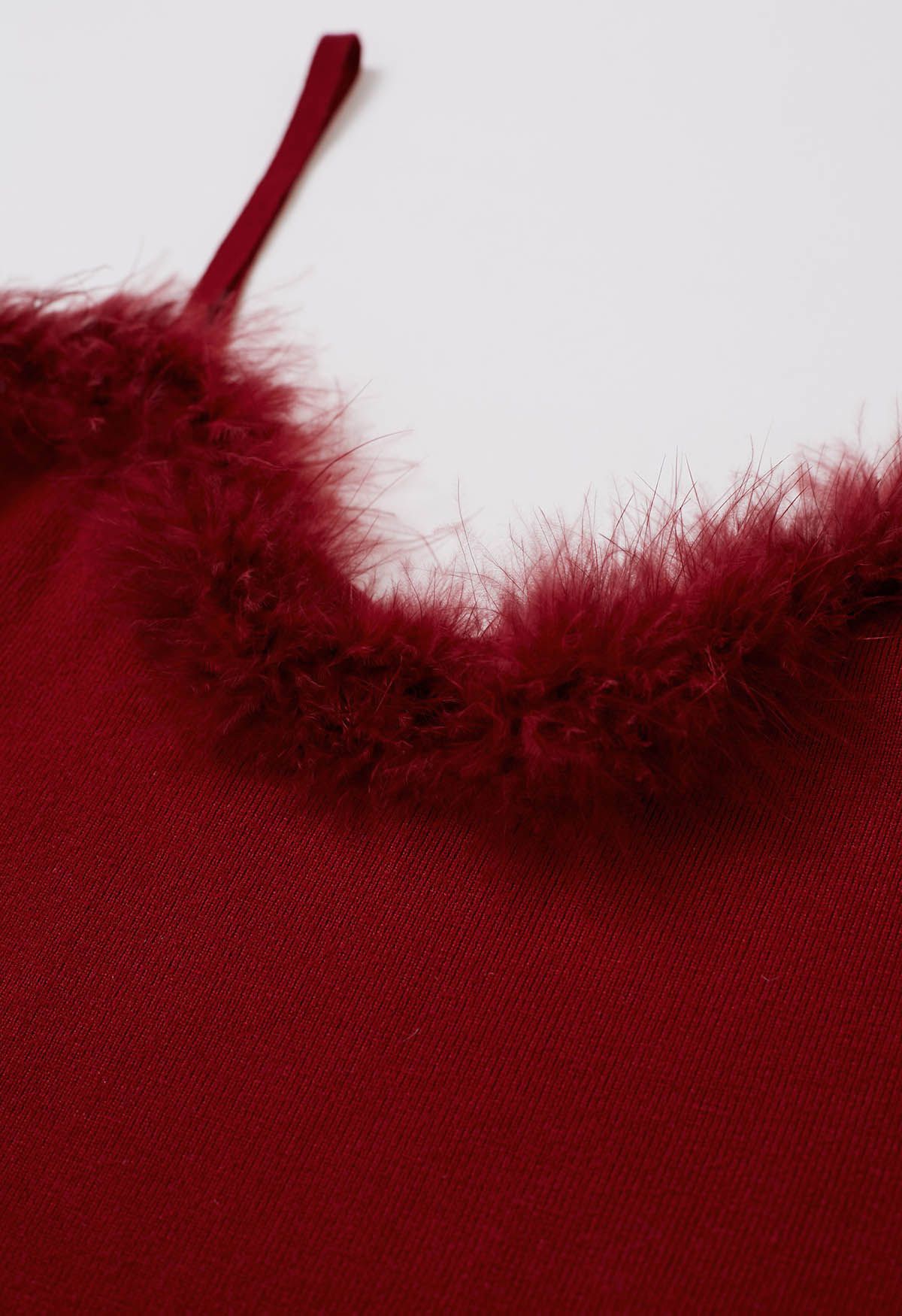 Vestido camisero de punto con ribete de plumas desmontables en rojo