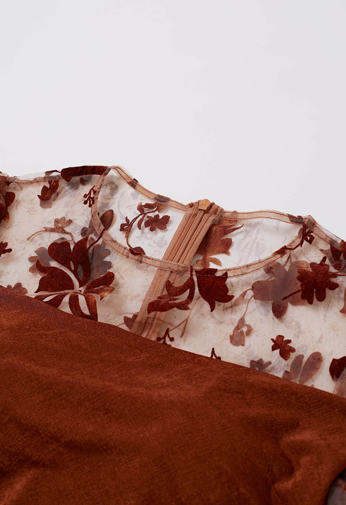 Vestido ajustado fruncido y empalmado de malla floral de terciopelo en calabaza