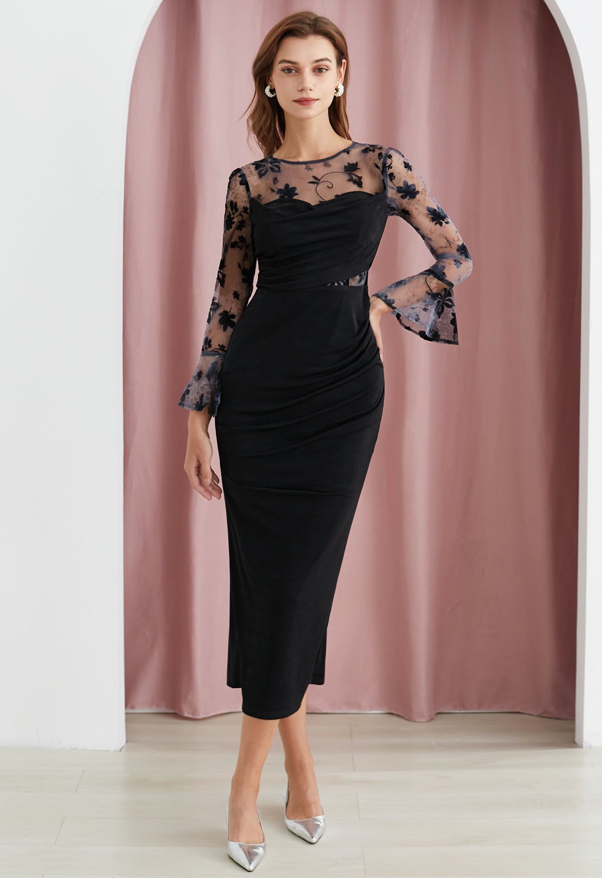 Vestido ajustado fruncido con empalme de malla floral de terciopelo en negro