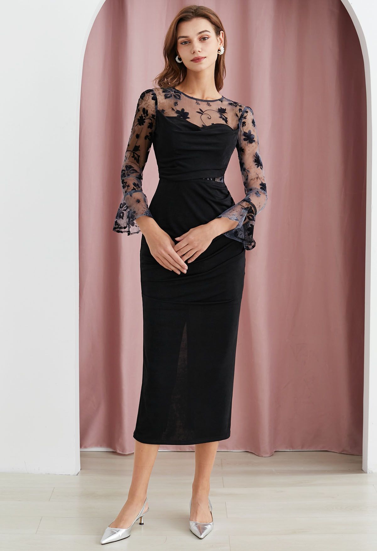 Vestido ajustado fruncido con empalme de malla floral de terciopelo en negro