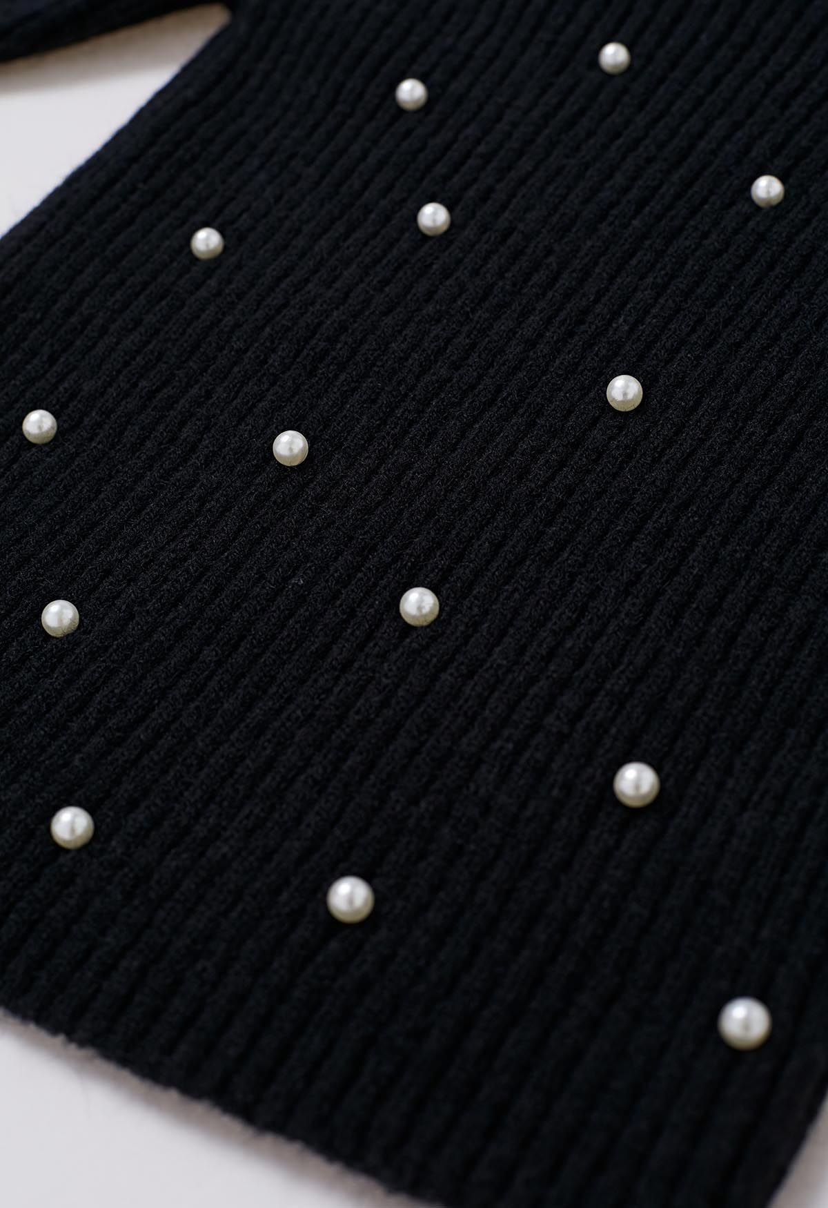 Top de punto con cuello cuadrado adornado con perlas en negro