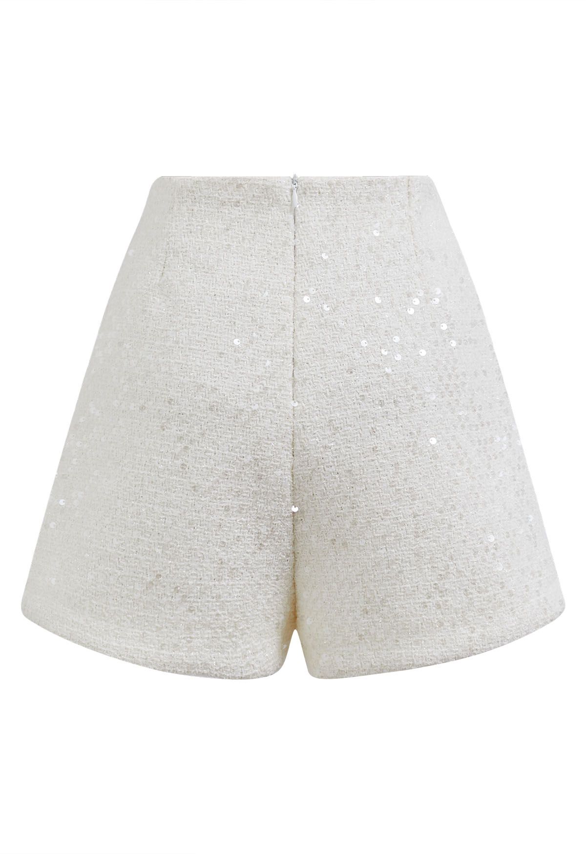 Shorts de tweed con lentejuelas y botones decorados en blanco
